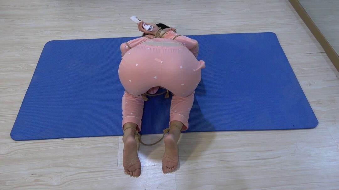 长腿美女荣荣身穿睡衣 化身为女犯 抓捕 反扭 手铐 扎带 光脚 捆绑 押解-7