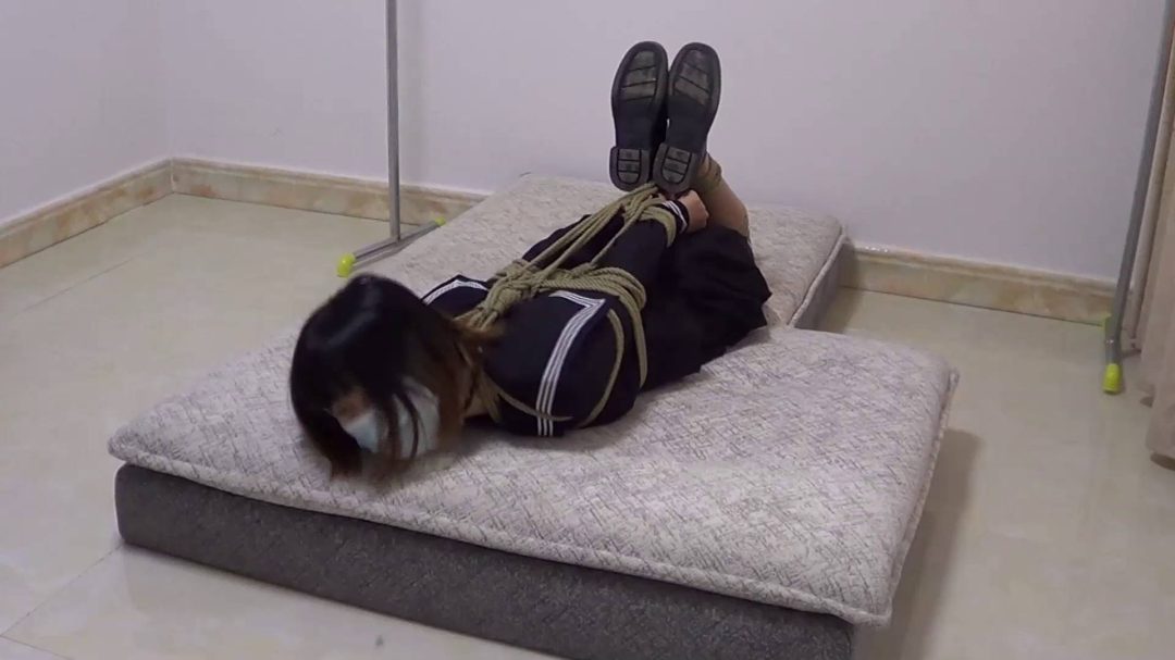 00后小美女红豆 肉丝黑色水手服 绑架放置刺激 尽显完美大长腿-6