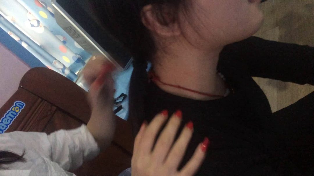 掐晕黑衣美女-2