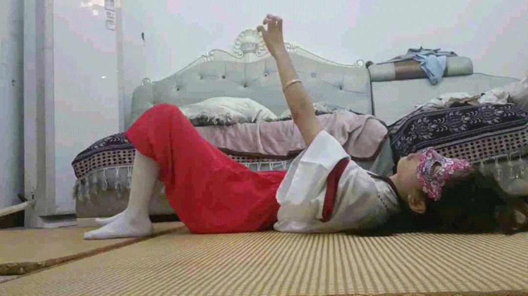 【琳媚】定拍 女巫高筒白袜 倒下拼命挣扎呻吟 直到昏厥-2