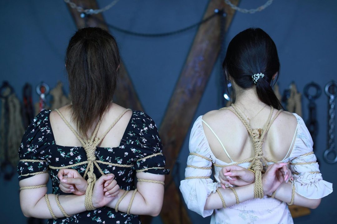 【江鑫柳依棚拍】剧照500张+视频30分钟两位颜值美女江鑫168厘米22岁柳依170厘米20岁被五花大绑直臂绑柱-4