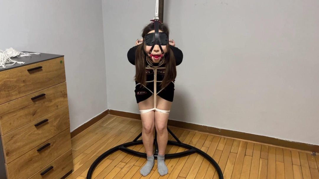 玥琳妹子真实假装外出的崩溃放置实验，灰色短袜强制站立缚马具口球堵嘴-3