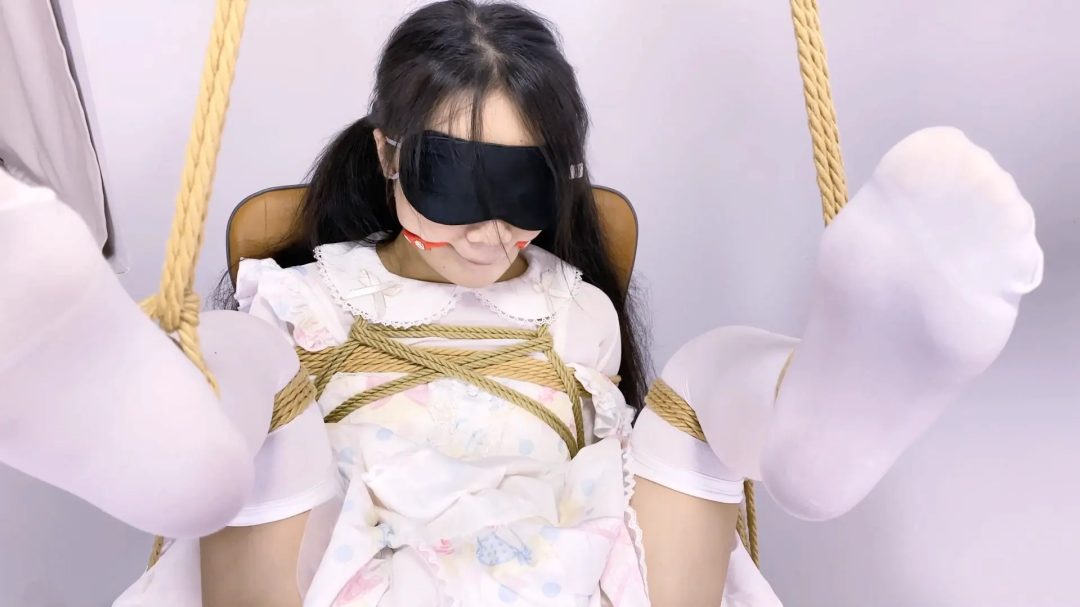 《少女情劫》jk妹出门丢垃圾被坏人潜入家里+姐妹约逛街换衣服后+梦魇自己+醒来真的被日式紧缚+胸缚+胶布封嘴+口球+鞭打哭+分腿吊缚等等-16