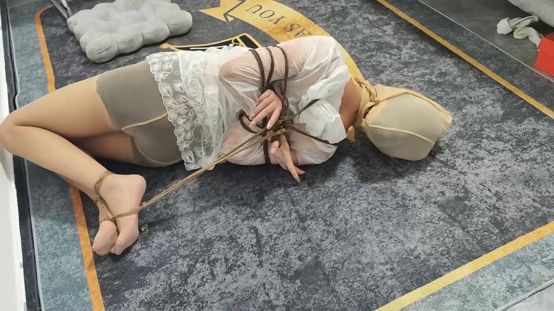 新模小赢湿身驷马放置，短丝袜堵嘴-3