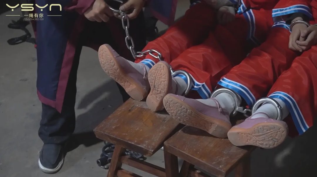 【丛林斩首】官差押送两名年轻漂亮女犯刑房审讯不招关押牢房五花大绑丛林中斩首-8