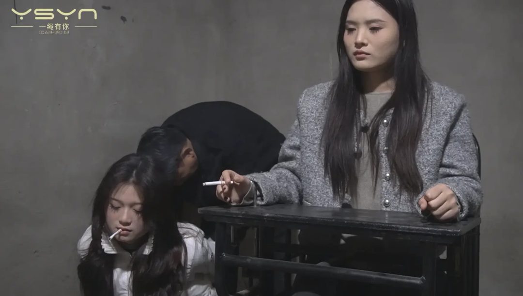 【迷情双柳】原配和小三激烈征战冷静后合谋用丝袜 渣男二人自首坦白戴上脚镣手铐连在-3