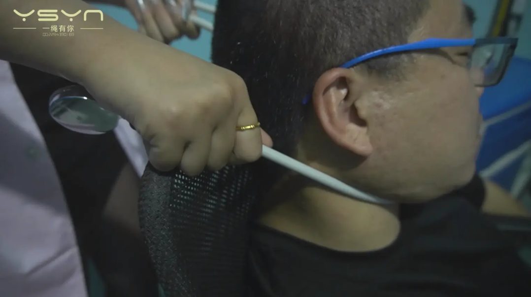 【女医的秘密危机】性感漂亮的女医小雅对好色老头下手被偷窥掌握证据任由宰割玩弄胶带-1