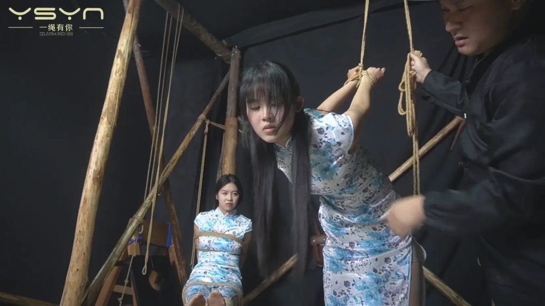 【铁骨芳心】漂亮姐妹俩情报室被捕刑房绑在一起垫脚鞭打老虎凳后手吊俩特务划拳输赢选-10