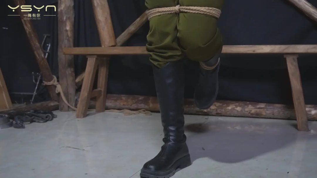 【血色潜伏】潜伏女孩惨遭捆绑吊打老虎凳铁钳子刷子挠脚心驷马吊起打虐不屈五花大绑插牌被枪决-6