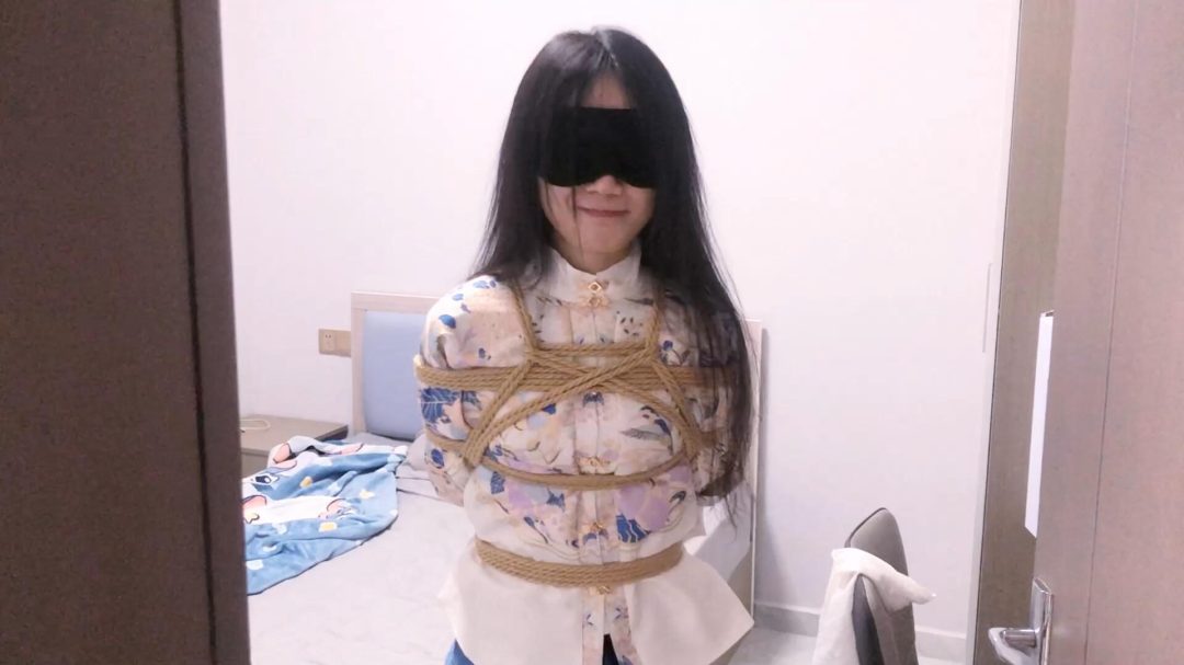 《圈养系》-汉服马面裙+日式捆绑并腿捆丝巾胶布封嘴睡觉+撕开胶布抽出丝巾+跪坐被投喂面包+自行喝牛奶+折腿M开腿捆+趴地撕下胶布抽出丝巾等等-5