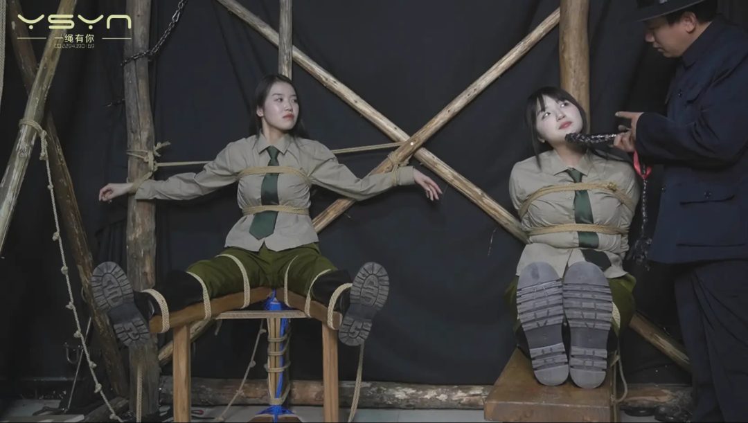【姐妹情深】军统姐妹花身份暴露不幸被捕背吊在刑房全身捆绑晕死又绑老虎凳脱靴挠打脚心夹脚趾不屈五花大绑秘毙-8