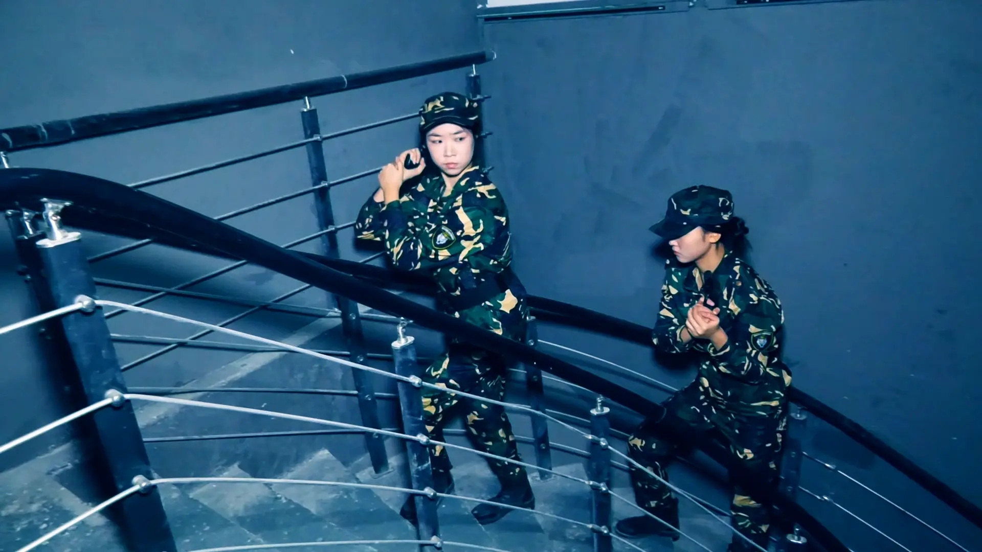 拍转公映《特战行动》上集 特战女队员为完成抓捕女老大红姐卧底匪窝遭受折磨