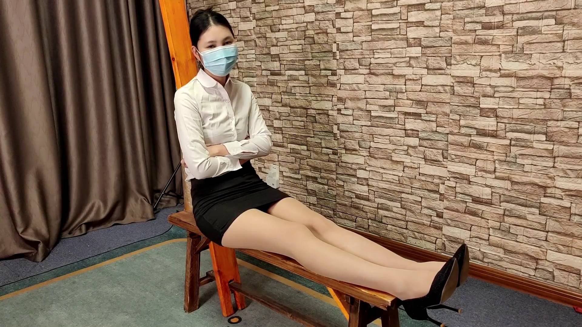 珍珍职业装体验老虎凳