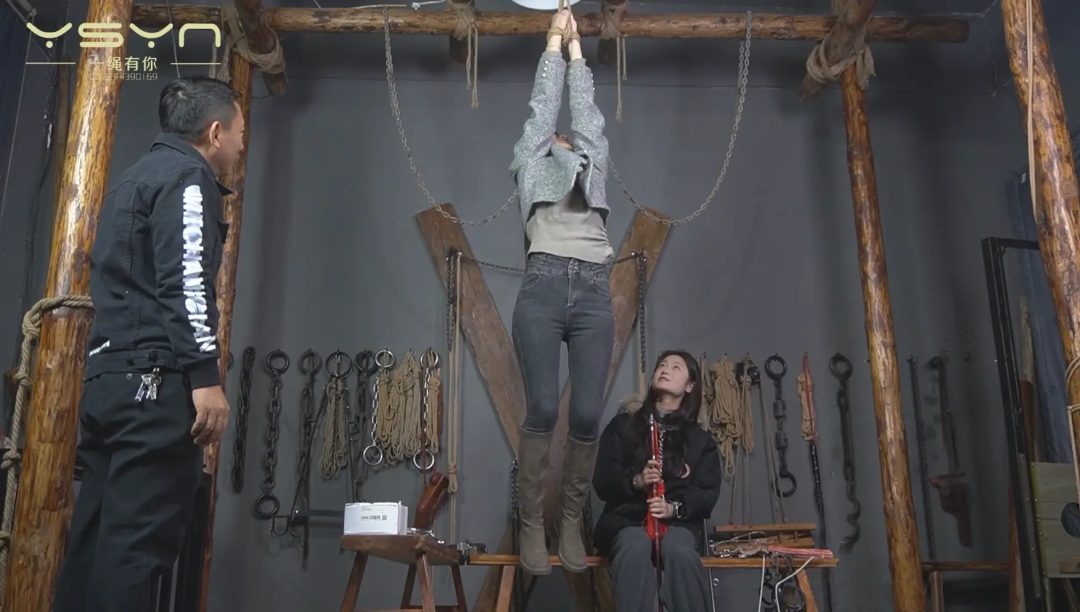 【双柳体验】柳依带来自己的小妹柳亦菲来到基地体验各种金属道具拶子绑住手腕吊起互绑五花-6