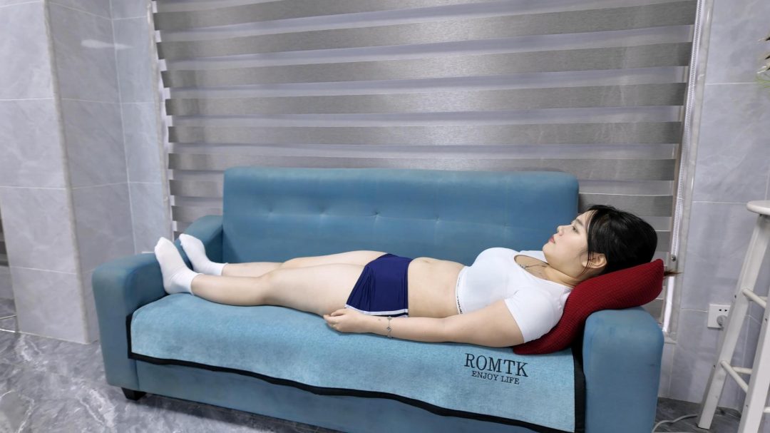 定拍作品《下》双女点穴定身加tk挠痒白袜，情节很丰富，女生颜值也很高，剧情包含定身穴、笑穴、被定住摆造型、挠脚心，情节多重反转-1