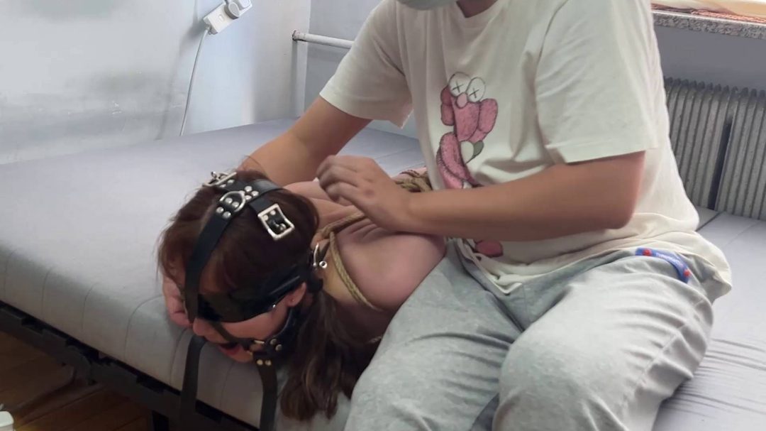 并肘蛇缚驷马妹子，严厉堵嘴，强制耳光sp-6