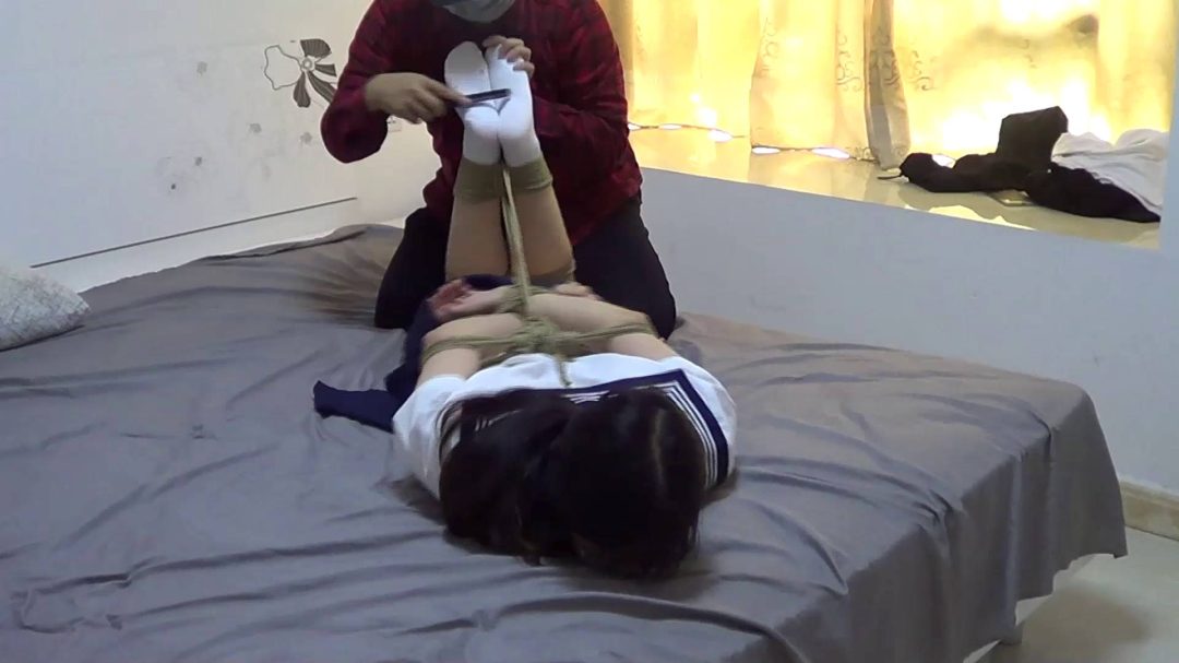 00后 极品美足女孩玉箫（合集）水手服驷马白袜裸足 全程TK 敏感怕痒到爆-4