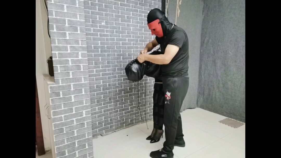 柔柔皮衣高跟 丝袜堵嘴 皮帽全封 双腿紧缚 黑带直臂紧缚高吊 原地挣扎-4