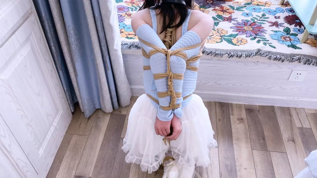 《驯服之路》-裹胸网纱裙被超紧螃蟹直臂,胸缚,股绳,严密超紧多节并腿捆蛇缚,口球,跳走-11