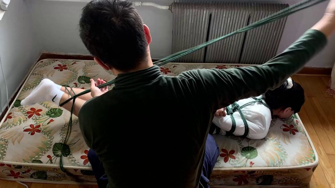 妹子体验捆绑，白棉袜日式驷马挣扎-3