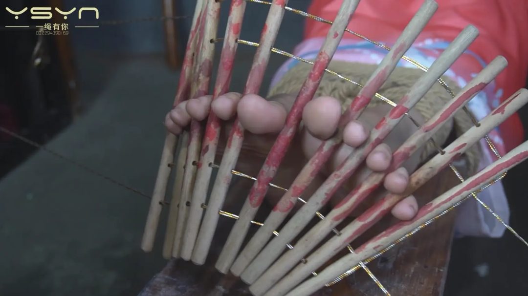 【毒案下的妻妾劫】王员外的大老婆被毒死二老婆（柳依）三老婆（柳亦菲）被押赴大堂受审大刑屈打成招签字画押-3