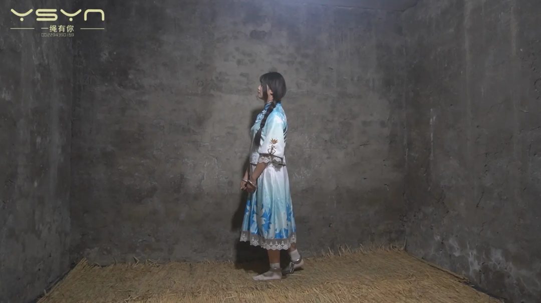 【赤心烈女行】丛林中行走的女孩被特务抓到审讯酷刑打挠痒铁刷刷脚心关押五花大绑刑场-12