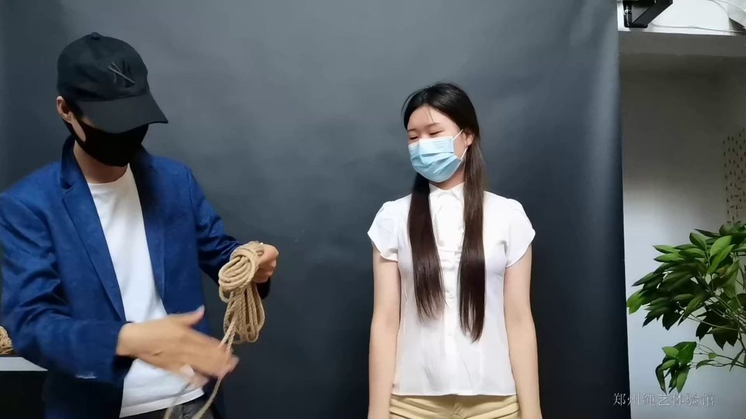 美女魔术捆绑逃脱表演-5
