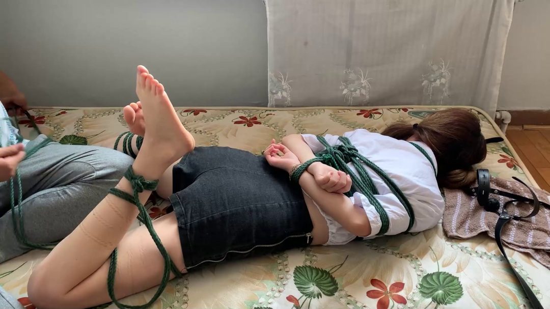 美女丹丹分腿裸足驷马挣扎-8