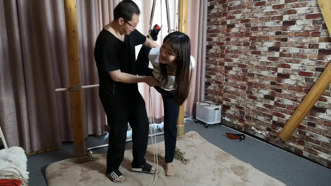 紫依 白衬西裤 极限单腿吊转圈-3