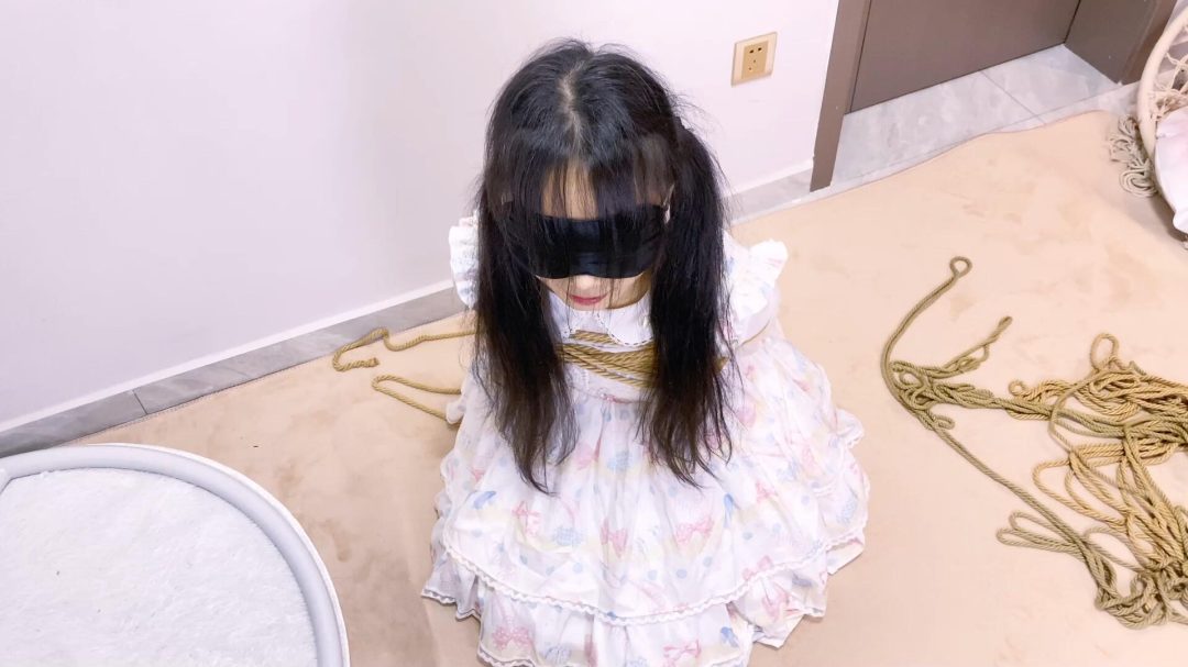 《路崽日记》-洛丽塔欧式直臂紧缚+跪趴跪坐+口球+中重度打屁股sp打出音爆声+打脚心大腿和胸+尾巴+日式紧缚+胸缚+驷马吊缚悬吊+口水直流+放置-16