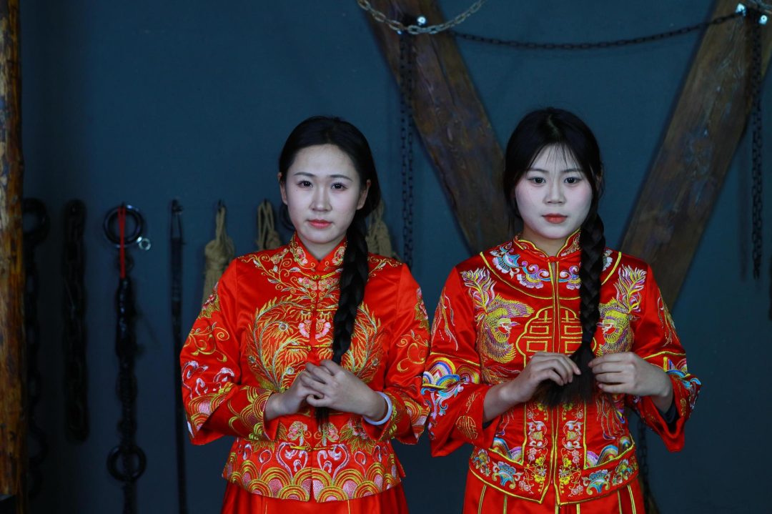 【秀禾姐妹花】新模小雨、小晴被土匪抢来五花大绑老虎凳拶子等各种刑具-4