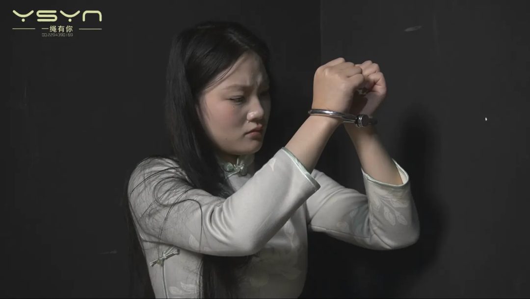 旗袍女孩机房被捕五花大绑关押刑房吊起鞭打老虎凳挠脚心拶脚趾滴蜡土拷脚镣五花大绑秘密枪决-15