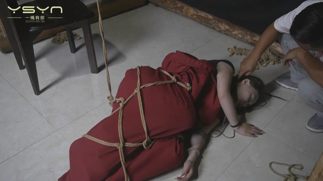 【神秘的消失】漂亮的大眼睛女孩被捂晕装麻袋转晕要吐直臂未果五花团缚龟甲敷-7