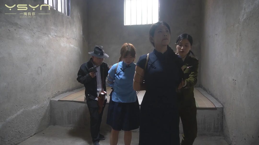 许悦 苏然 梅子【暗夜曙光】面对心狠手辣的女军统和特务头子刑讯逼供各种刑具加身的她们视死如归不吐漏半个字-9