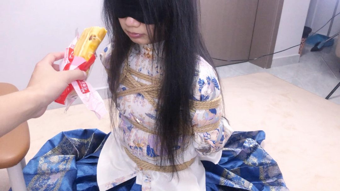 《圈养系》-汉服马面裙+日式捆绑并腿捆丝巾胶布封嘴睡觉+撕开胶布抽出丝巾+跪坐被投喂面包+自行喝牛奶+折腿M开腿捆+趴地撕下胶布抽出丝巾等等-6