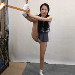 雅熙双马尾少女 受伤的脚 白袜单腿蹦跳 打脚底 闻脚底