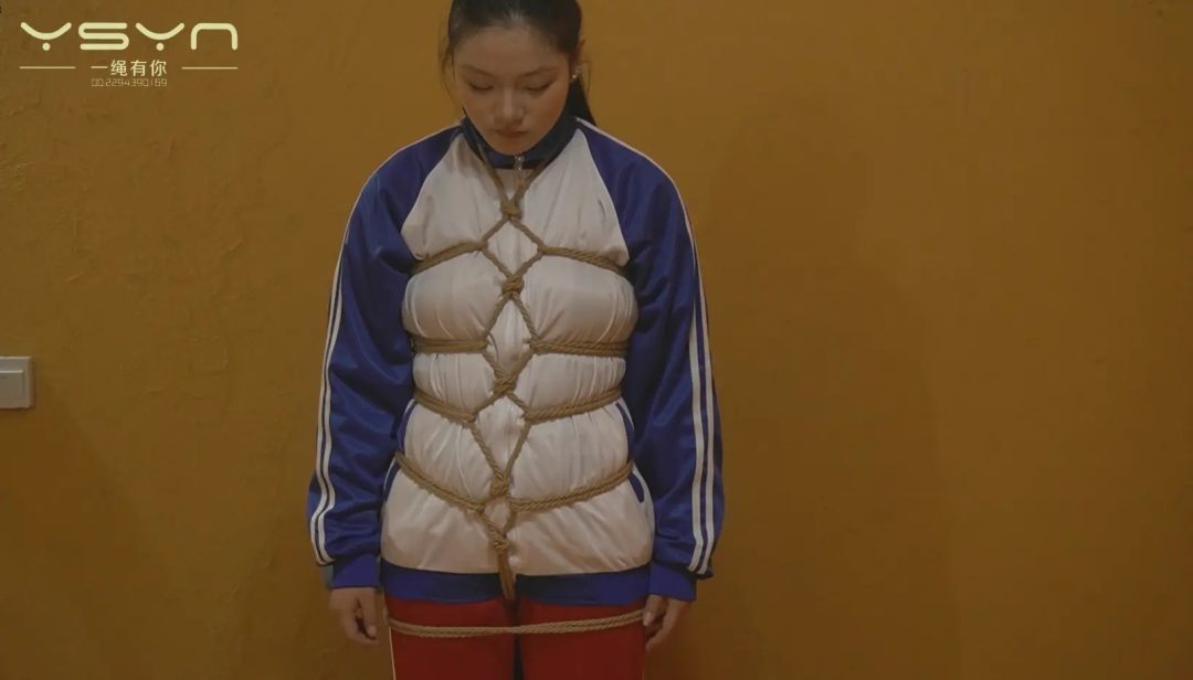 漂亮的女学生床上玩手机时惨遭持枪蒙面人打劫捆绑抗走威逼恐吓椅缚龟甲缚唱歌…-8