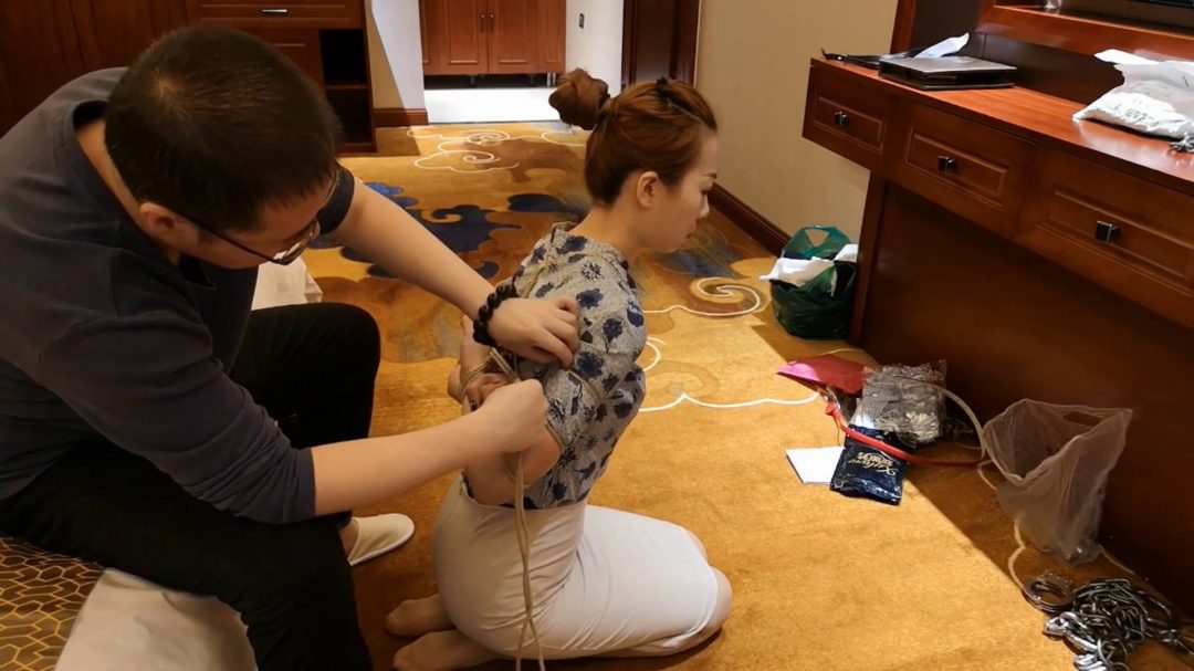 空姐五花紧缚 超大口球堵驷马-1