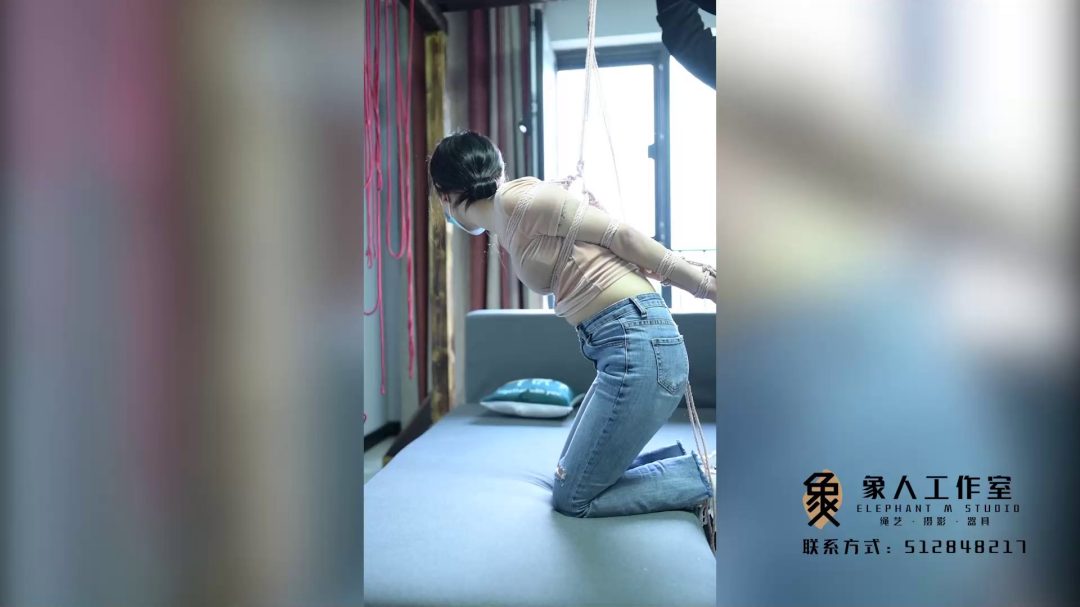 小R,露脐,牛仔裤,帆布鞋,直臂,驷马,玩绳,主题-2