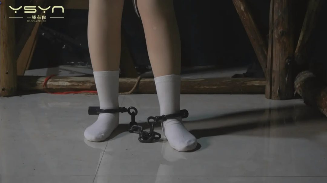 被人出卖漂亮女孩被捕双手吊起鞭打换上旗袍老虎凳捆绑各种打挠脚心五花上绑极度走绳晕死-11