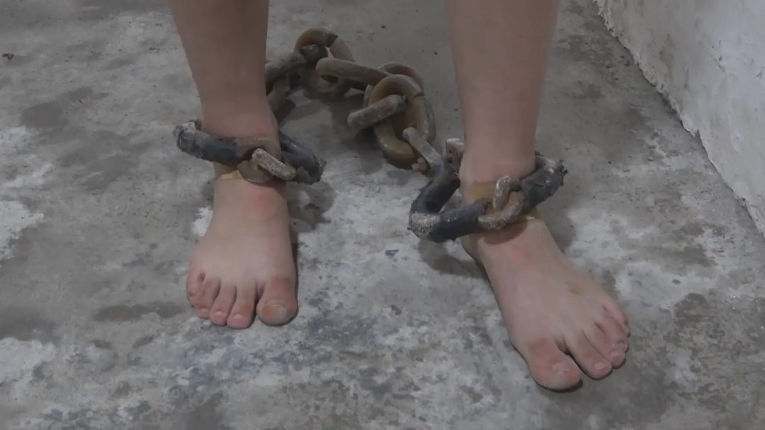 定转公【新凋落红尘】杀人入狱拒不交代被铐吊在墙上戴着重镣来到伤人现场逃跑未果戴土铐劳动工字镣判无期-12