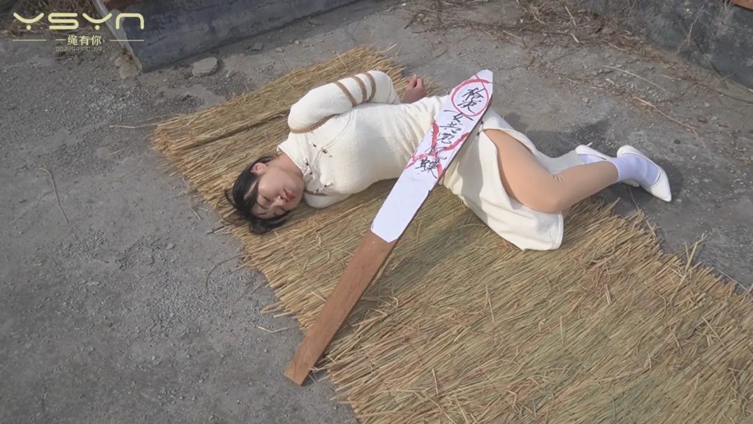 【被捕女教师】由于叛徒出卖被抓捕的女教师惨遭严刑拷打双手吊起鞭打老虎凳铁钳子夹脚趾电刑五花大绑枪决-3