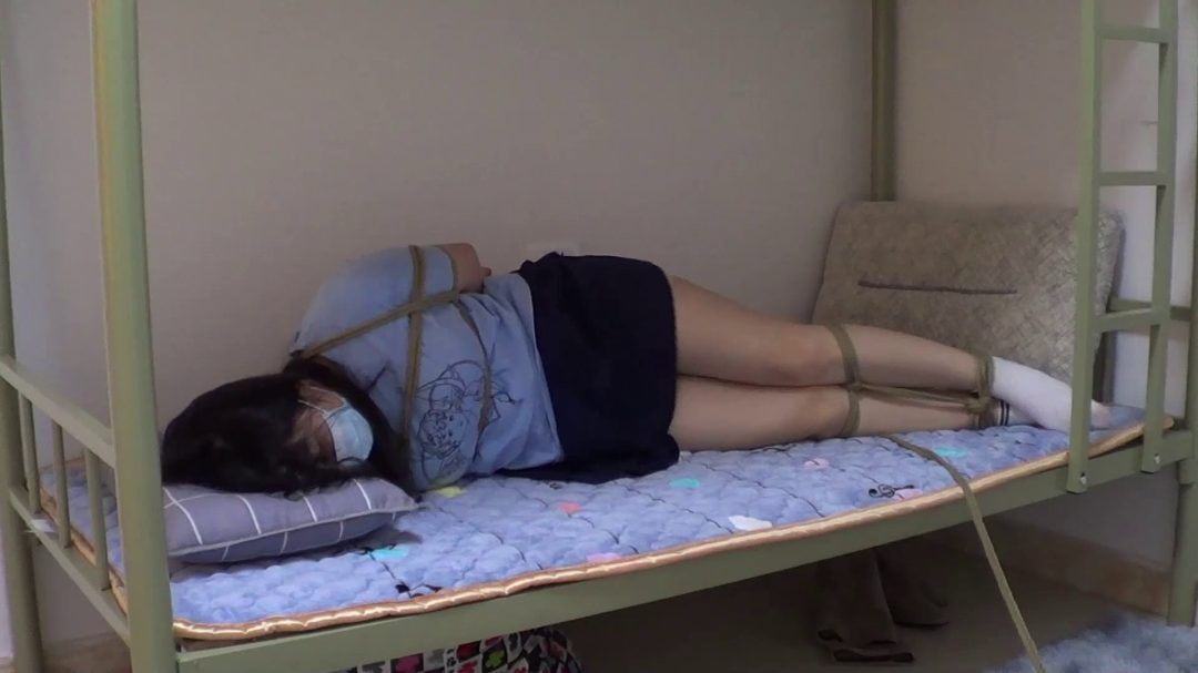 小美女玉箫 宿舍睡觉被发现 绑着睡不着 驷马绑紧脱了袜子继续睡 最后挣扎-4