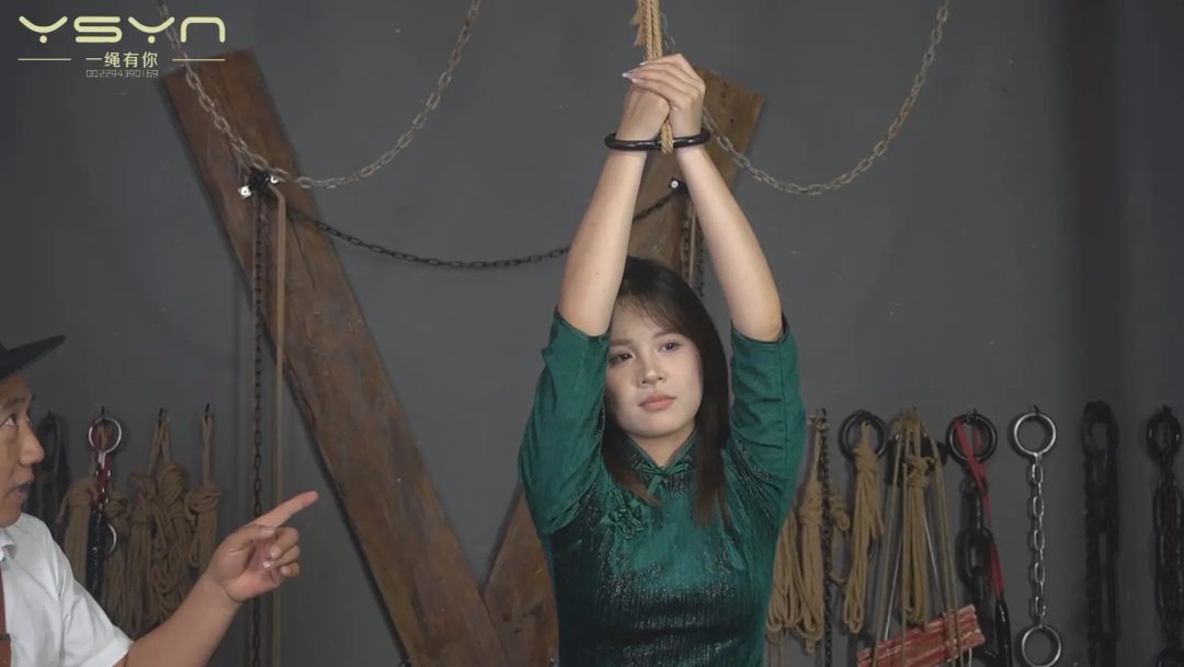 柳诗涵【铁骨诗心】被捕关押牢房戴上脚镣土铐刑房双手高吊老虎凳竹签皮板铁刷铁钳毛刷挠痒五花大绑押赴刑场-5