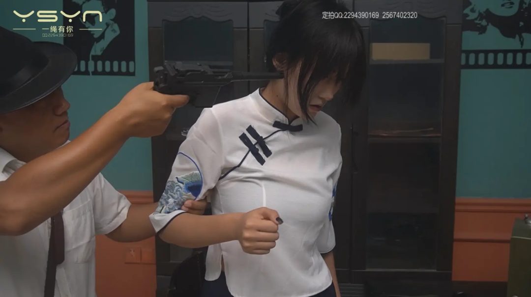 【烈火红颜】被捕女孩五花大绑关进牢房大字绑鞭打坐老虎凳打挠脚心拶子拶脚指不屈服刑场捆绑插牌枪决-7