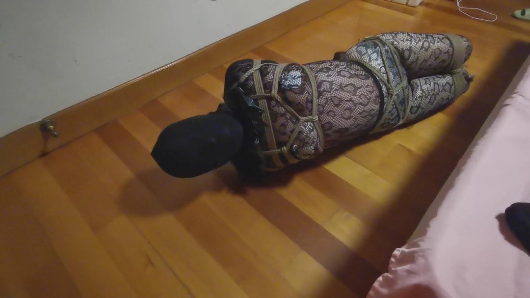 一只紧缚的大蛇精被驷马放置、无休止的挣扎、最后被折磨的精疲力尽-1