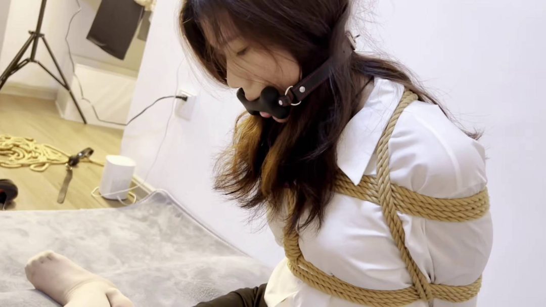 ol美女下班被入室捆绑折磨十天-5