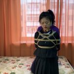 jk黑丝小美女果妹的超紧驷马椅下超羞耻调教，tk，sp，人肉脚垫