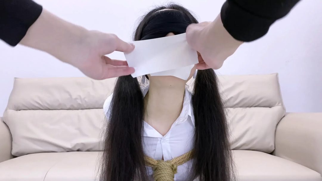 【嗷大喵】-《束缚挑战》-挑战失败,入室捆绑,直臂超紧缚,胸缚,股绳,胶布封嘴,口球,并腿捆,强制贴腿弓腰,丝袜堵嘴,穿高跟鞋摸黑挪动,出意外摔跤导致任务失败等等-5