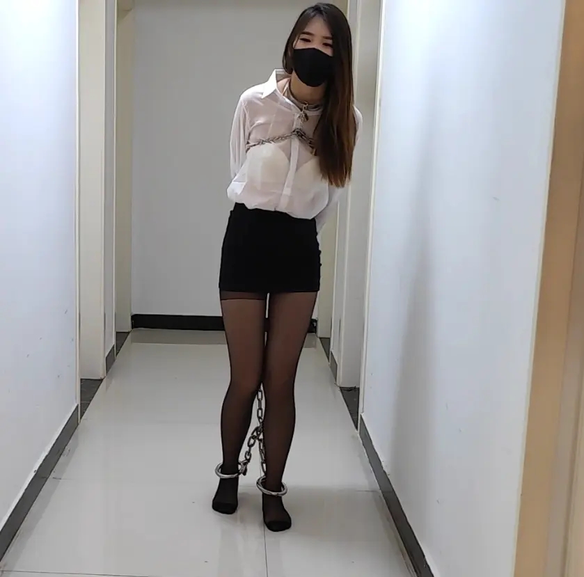 镣铐押解女犯-1